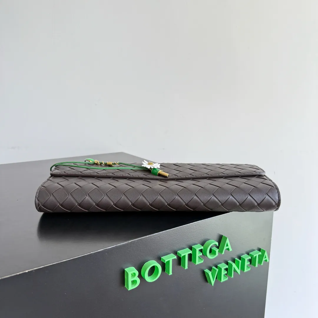 Batch 1720 Bottega Veneta clutch bags are shipping! The carefully crafted latch opening and closing is like a small key, giving us a sense of ritual every time we use this bag. The innovative design this time is to make the latch part into the shape of a small daisy. The originally elegant and restrained style instantly adds some playfulness, and matches with a skirt. Going out for a picnic or admiring the scenery will add to the overall look🌸🌸The heavily crafted daisy is lifelike and full of exquisiteness. The fixed rope is also decorated with a winding golden rope and a small leaf, echoing the daisy. The whole bag looks very coordinated. Style number: 836810 (741511) Size: 31*13*3cm
